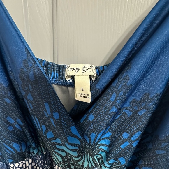 Elegant Blue and White Maxi Dress - Picture 3 of 4